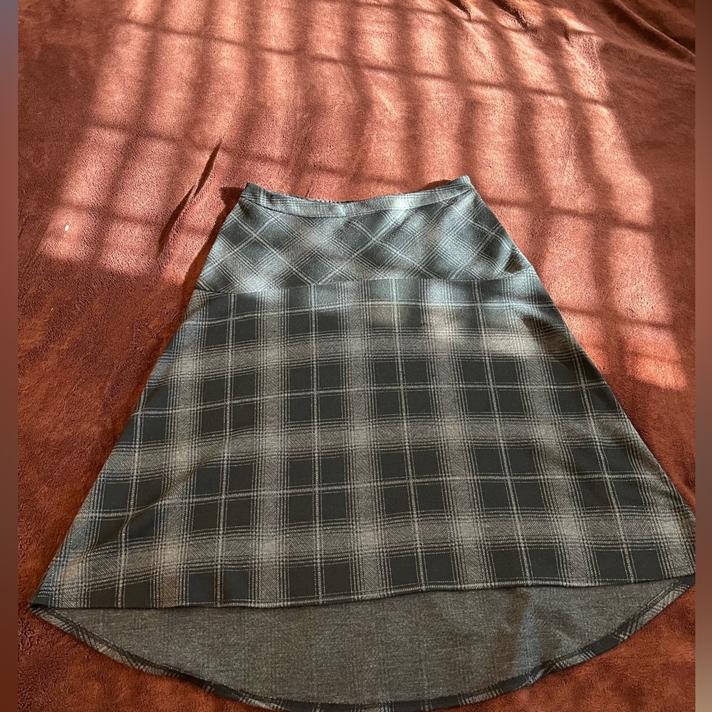 NY Collection high low A-line skirt. Size small. GUC. Elastic waist.